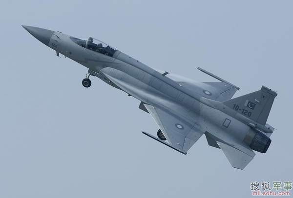 巴基斯坦梟龍戰(zhàn)機獻(xiàn)技珠海航展。