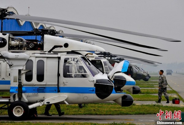 4月22日，成都軍區(qū)十三野戰(zhàn)軍陸航旅抗震救災(zāi)英雄團(tuán)的直升機(jī)群，抓住四川雅安地震災(zāi)區(qū)日落前夕濃積雨霧天