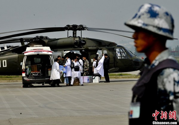 　4月22日，成都軍區(qū)十三野戰(zhàn)軍陸航旅抗震救災(zāi)英雄團(tuán)的直升機(jī)群，抓住四川雅安地震災(zāi)區(qū)日落前夕濃積雨霧