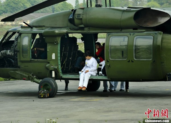 4月22日，成都軍區(qū)十三野戰(zhàn)軍陸航旅抗震救災(zāi)英雄團(tuán)的直升機(jī)群，抓住四川雅安地震災(zāi)區(qū)日落前夕濃積雨霧天