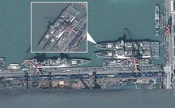 在大型船塢內(nèi)舾裝的兩艘052D導(dǎo)彈驅(qū)逐艦，注意右側(cè)的船塢內(nèi)實(shí)際上正在建造第三艘052D導(dǎo)彈驅(qū)逐艦。