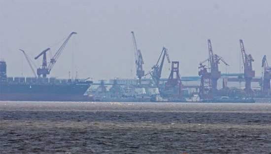 　環(huán)球網(wǎng)資料圖：中國(guó)海軍四艘新神盾扎堆舾裝。