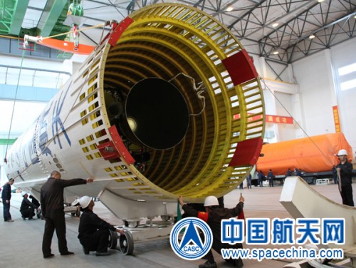 長(zhǎng)征二號(hào)F火箭吊運(yùn)進(jìn)廠房