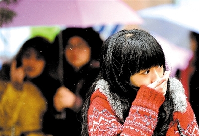 大學(xué)路附近，一位美女冷得縮起脖子。 晚報(bào)記者 馬健 圖