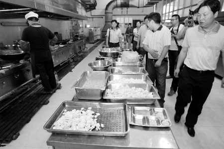 瘦肉精檢測卡嚴(yán)防師生病從口入 瘦肉精檢測卡嚴(yán)防師生病從口入