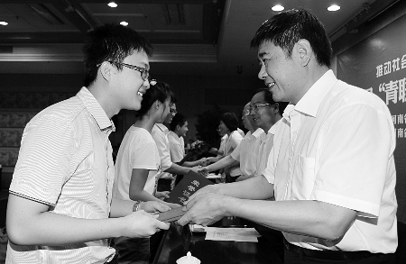 百余寒門學(xué)子到省直機關(guān)帶薪實習(xí) 每人每月可領(lǐng)到1500元