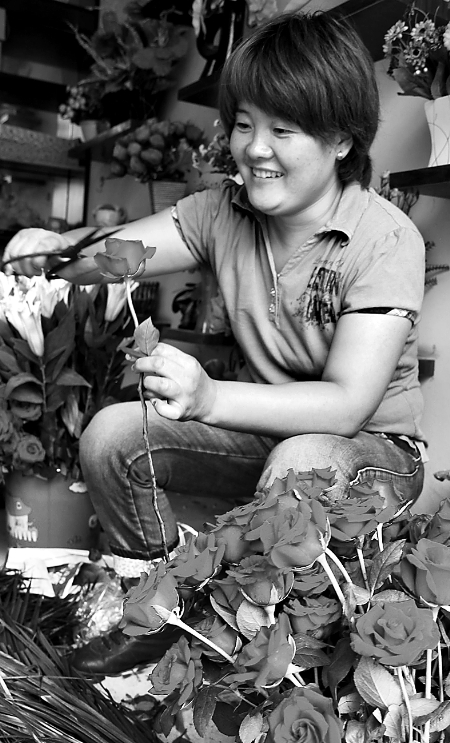 8月21日，內黃縣一家鮮花店的工作人員正在包裝鮮花。