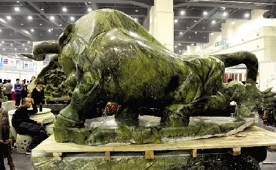 巨大的玉雕“?！? complete=