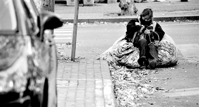 她靠在裝滿樹葉的大袋子上瞇了一會。