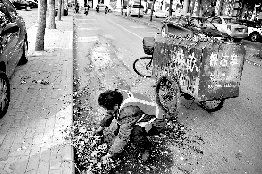 他不停清理著路邊的樹葉。