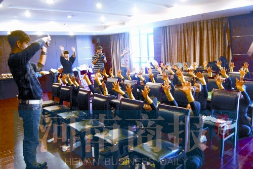 　上場(chǎng)前,編導(dǎo)老師幫她們訓(xùn)練