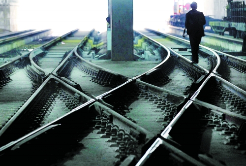 ▲鄭州地鐵1號(hào)線(xiàn)醫(yī)學(xué)院站，地下18米縱橫交錯(cuò)的鐵軌伸向遠(yuǎn)方。