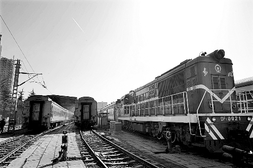 　　鄭州車輛段，擦拭一新的列車整裝待發(fā)。