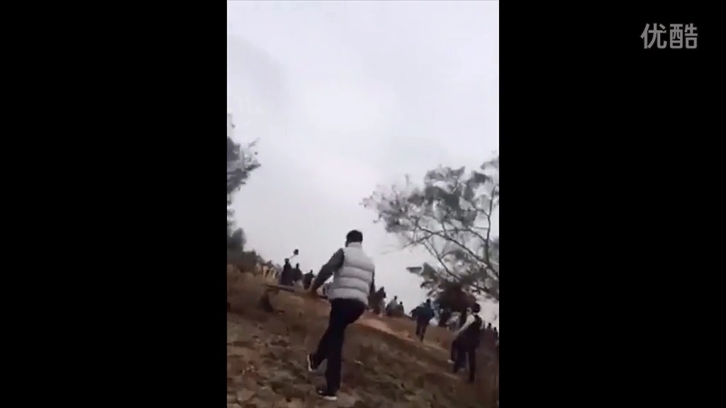 廣東退休官員修墓被指破壞鄰居祖墳風(fēng)水，雙方百人火拼現(xiàn)槍聲