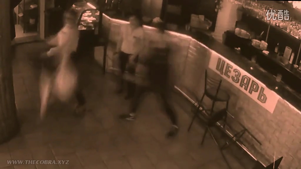 實(shí)拍一酒吧女服務(wù)員被顧客胸口塞錢并襲臀 隨即將其KO.