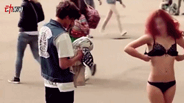 俄富三代付錢(qián)讓女子脫衣秀胸 曾讓路人喝尿吃錢(qián)