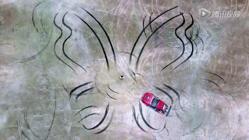 真人版“藤原拓?！崩@美女飄移輪印畫蝴蝶