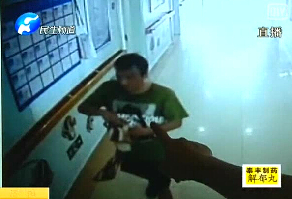 這個賊 誰都想扇他！