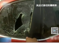 女童被困車(chē)內(nèi) 民警砸窗救人