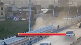 監(jiān)拍?？诃傊荽髽蛑匦涂ㄜ囍苯記_下大橋 司機獲救