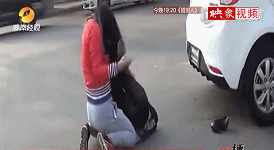 實(shí)拍洛陽街頭倆妙齡女因小剮蹭當(dāng)街互毆