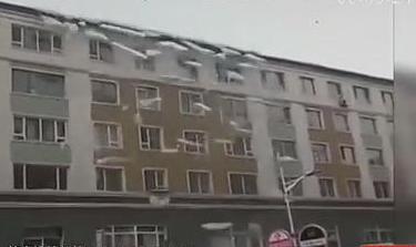 壯觀！樓房變冰雕瀑布