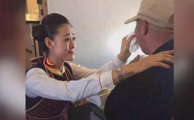 贊！空姐跪地喂河南老人吃飯