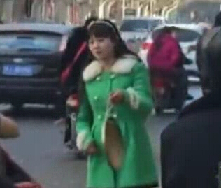 買(mǎi)房疑被騙 敲鑼來(lái)維權(quán)