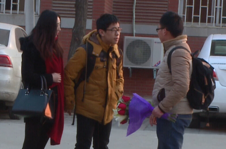 美女請你假裝其男友拒絕追求者，你會怎么辦？