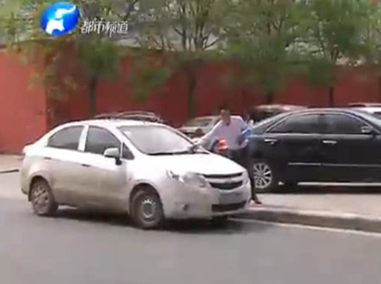 街頭“牛皮癬” 弄臟城市臉面