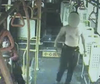 上車光膀子 這是要干啥？