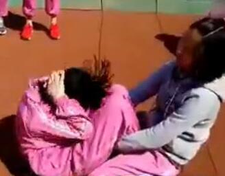 仰臥起坐險癱瘓 正確姿勢咋做？