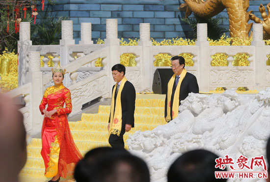 　河南省委書記、省人大常委會主任郭庚茂，河南省省長謝伏瞻敬獻花籃。映象網(wǎng)記者 邵恰 攝