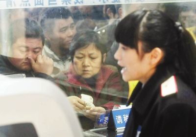 胡娜認(rèn)真、耐心地向旅客介紹票務(wù)情況