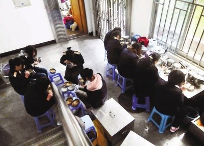 短短半個(gè)小時(shí)就餐休息時(shí)間，售票員們把椅子當(dāng)餐桌，擠在不到20平方米的地方吃飯