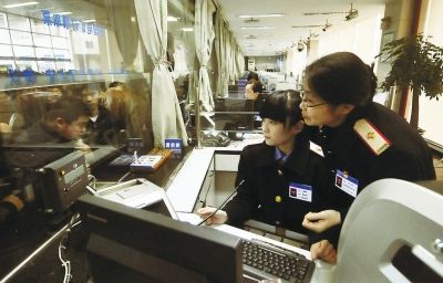 遇到一些突發(fā)情況，值班售票員都會(huì)上前協(xié)調(diào)并指導(dǎo)工作