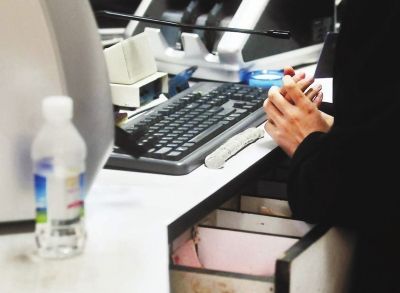 胡娜利用空閑時(shí)間活動(dòng)手指關(guān)節(jié)，以防手指僵硬打錯(cuò)車票