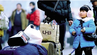 昨天上午，一名隨家長回老家的小女孩在等候進(jìn)站。