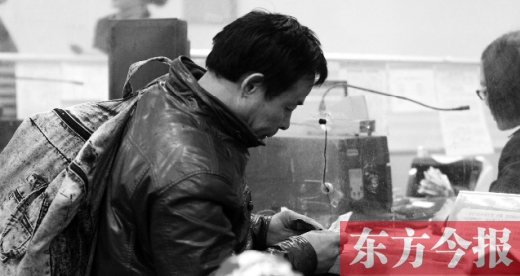 要是能買到一張座位票多好啊，一路不用站著回家了，這是他們最奢侈的想法