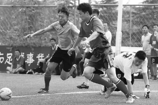 鄭州航院隊與鄭州經開正和隊的比賽，可謂是學生軍和朋友隊之間的強強對決