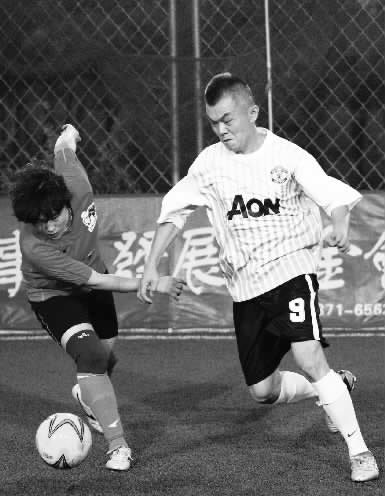 跟男人踢球，鏗鏘玫瑰們?cè)缫蚜?xí)慣