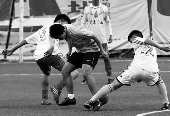 奪冠熱門球隊美意門業(yè)，上半場就踢出了5:0的一邊倒局面