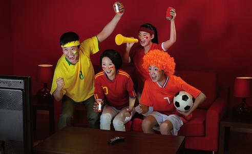 約三五好友,看球加啤酒,世界杯我們不僅是看客。