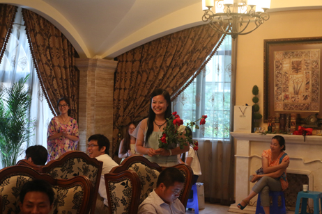 收到怎么多玫瑰，當(dāng)然開(kāi)心啦！