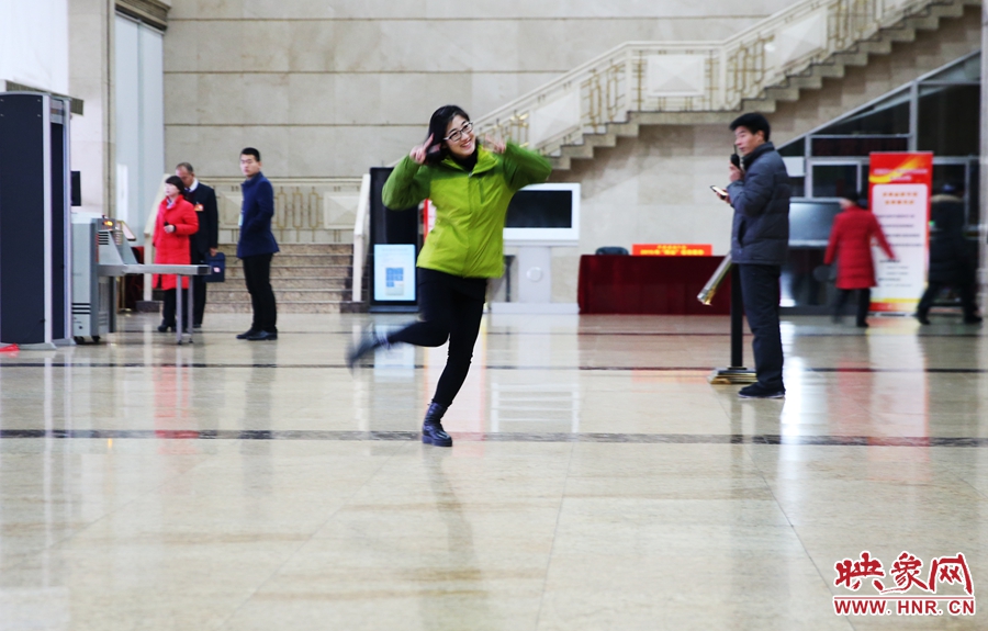 南樂天完成一個采訪后，興奮的跳了起來。