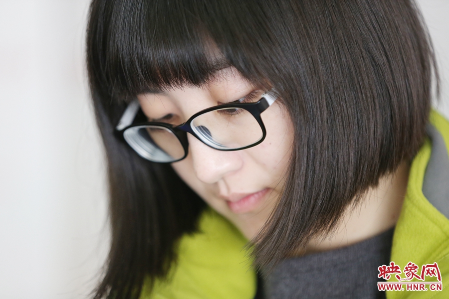 采訪中認(rèn)真記錄的樂天。