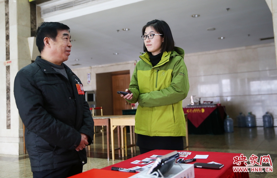 會議間隙采訪代表。