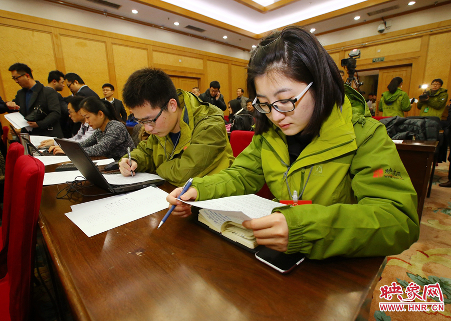大象融媒映象網(wǎng)記者南樂天在兩會記者會開始前積極準(zhǔn)備。