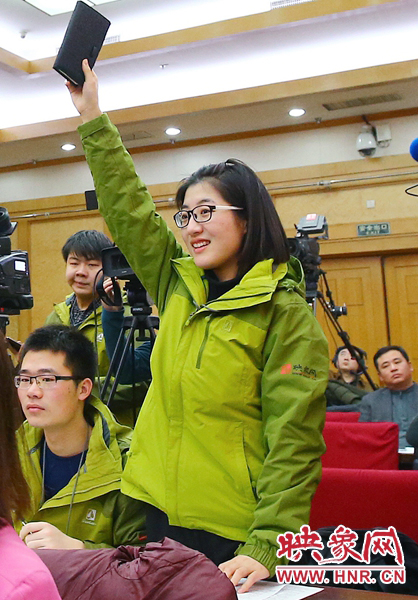 兩會記者會，樂天站起來舉手。