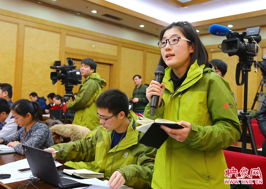 大象融媒映象網(wǎng)記者南樂天在記者會上提問。